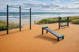 Immagine parco giochi con attrezzature ludiche e mattonelle antitrauma colore verde