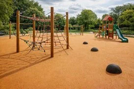 Immagine parco giochi con attrezzature ludiche e mattonelle antitrauma colore verde