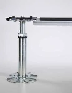 Struttura composta da colonnine e traverse portanti con profilo “omega” da sezione 21 × 18 mm, spessore circa 1 mm, in acciaio zincato. Indicato per carichi medio-alti, per ambienti con pavimentazione sopraelevata standard