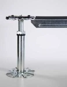 Variante con traverse maggiorate (profilo omega 21 × 30 mm) per carichi superiori alla media. Perfetta quando si richiedono prestazioni superiori e maggiore rigidità.