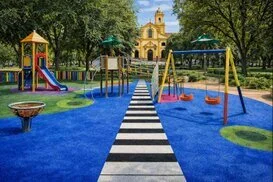 Immagine parco giochi con attrezzature ludiche e mattonelle antitrauma colore verde