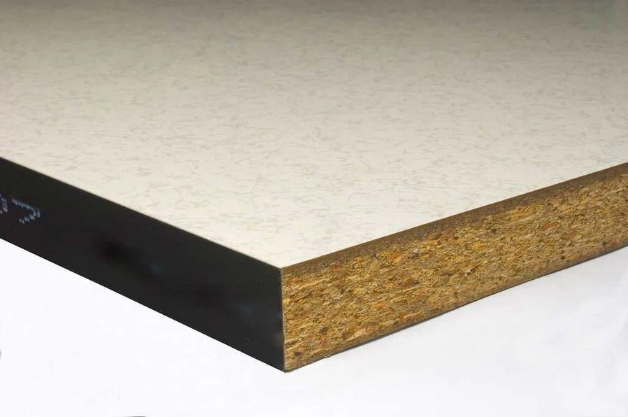 Pannello in truciolato di legno (600x600x38 mm standard). Indicato per finiture laminate o resilienti.