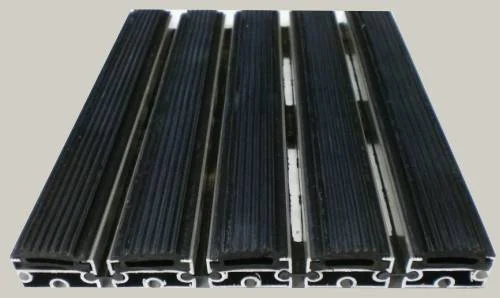 Zerbino tecnico composto da profili portanti in alluminio estruso antitorsione corredati da apposita guarnizione fonoassorbente nel lato inferiore. Cerniere drenanti e piene per permettere l ‘aspirazione senza sollevare lo zerbino. Parte di calpestio composta da gomma EPDM millerighe. Zerbino adatto al posizionamento in ambiente interno ed esterno. Base alluminio mm 8/13/17 