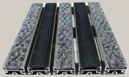Zerbino tecnico composto da profili portanti in alluminio estruso antitorsione corredati da apposita guarnizione fonoassorbente nel lato inferiore. Cerniere drenanti e piene per permettere l ‘aspirazione senza sollevare lo zerbino. Parte di calpestio composta da Polipropilene 100 % e Gomma Millerighe EPDM
						Zerbino adatto al posizionamento in ambiente interno ed esterno coperto. Base alluminio mm 8/13/17 